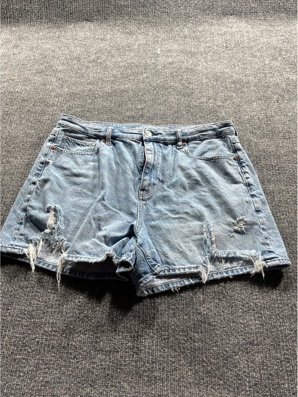 American Eagle Mom Short Light Wash Denim Shorts Size 16